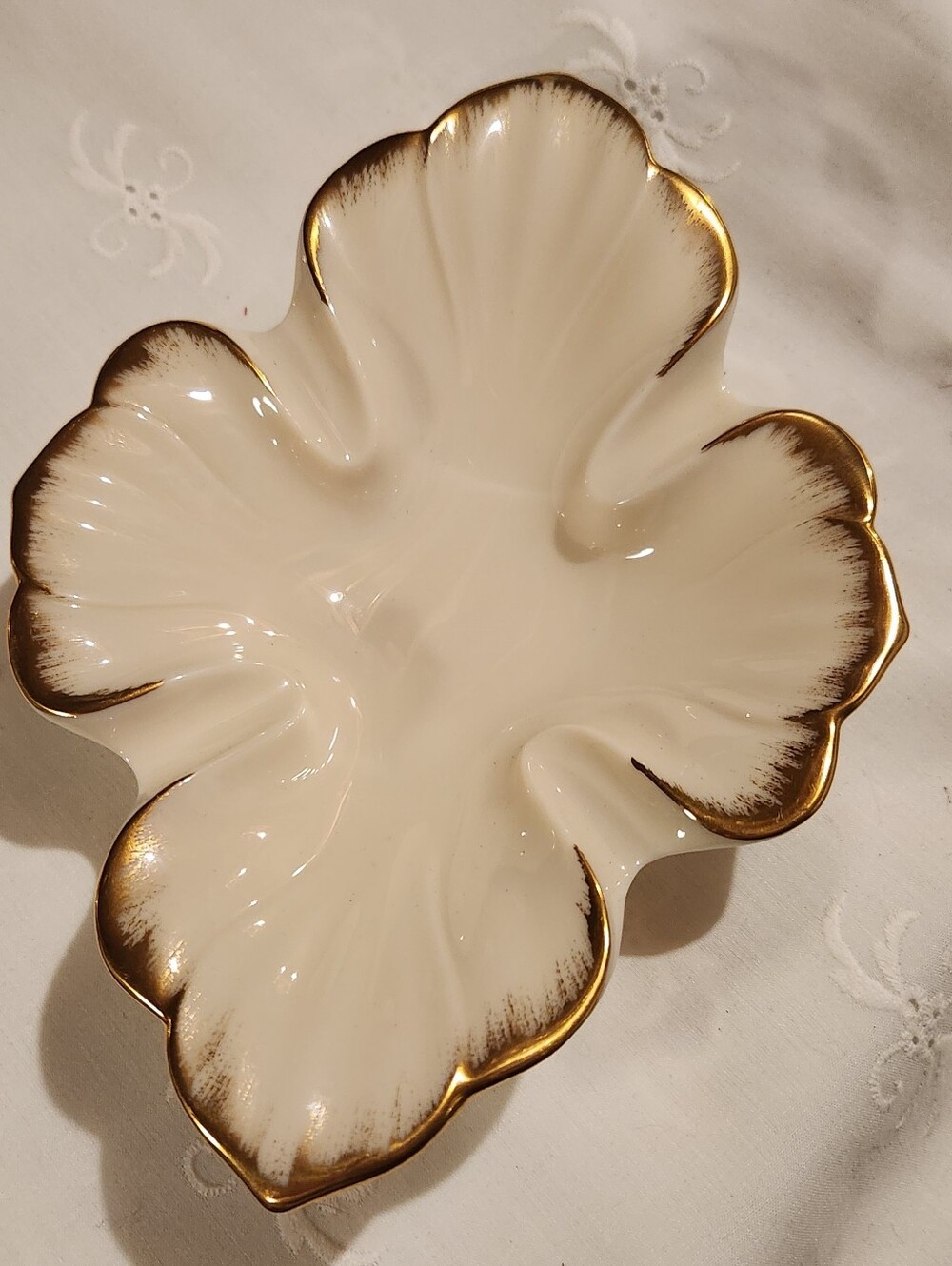 Vintage Lenox White Lily Trinket Dish Ashtray Floral Leaf Gold Trim 5.5" x 7.5"